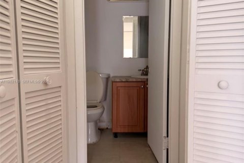 Condo in North Miami Beach, Florida, 2 bedrooms  № 2043323 - photo 11
