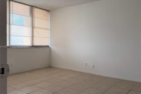 Condo in North Miami Beach, Florida, 2 bedrooms  № 2043323 - photo 7