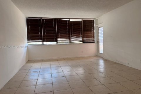 Condo in North Miami Beach, Florida, 2 bedrooms  № 2043323 - photo 12