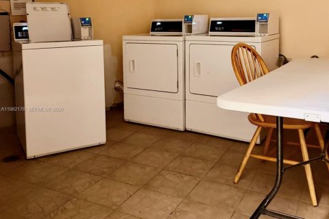 Condo in North Miami Beach, Florida, 2 bedrooms  № 2043323 - photo 3