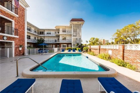 Condo in Fort Lauderdale, Florida, 2 bedrooms  № 1978770 - photo 1