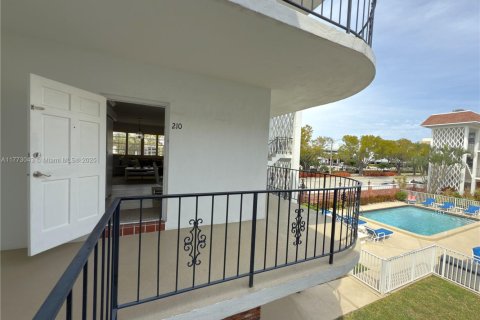 Condo in Fort Lauderdale, Florida, 2 bedrooms  № 1978770 - photo 17