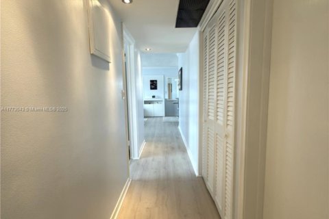 Condo in Fort Lauderdale, Florida, 2 bedrooms  № 1978770 - photo 9