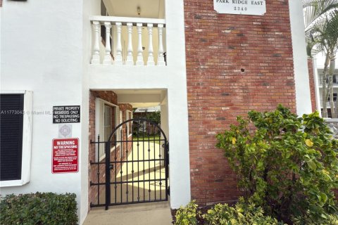 Condo in Fort Lauderdale, Florida, 2 bedrooms  № 1978770 - photo 27