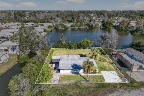 House in New Port Richey, Florida 4 bedrooms, 125.33 sq.m. № 2233909 - photo 9