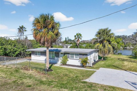 House in New Port Richey, Florida 4 bedrooms, 125.33 sq.m. № 2233909 - photo 2