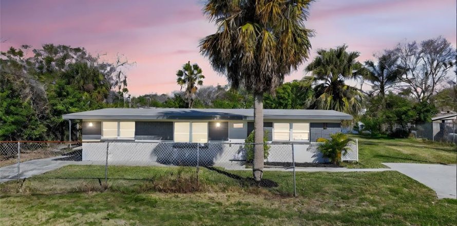 House in New Port Richey, Florida 4 bedrooms, 125.33 sq.m. № 2233909