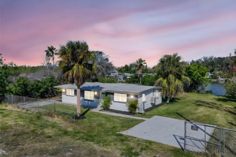 House in New Port Richey, Florida 4 bedrooms, 125.33 sq.m. № 2233909 - photo 3