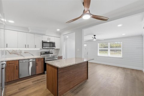 House in New Port Richey, Florida 4 bedrooms, 125.33 sq.m. № 2233909 - photo 24