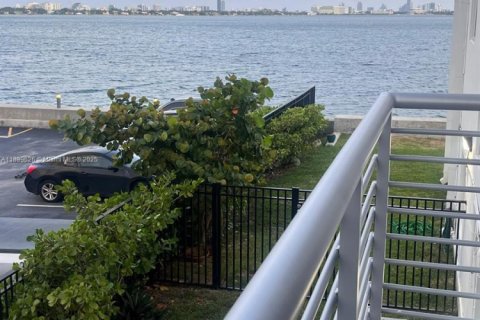 Condominio en alquiler en North Bay Village, Florida, 2 dormitorios, 96.62 m2 № 1950889 - foto 1