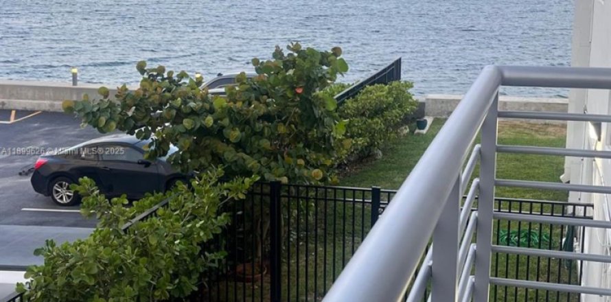 Condominio en North Bay Village, Florida, 2 dormitorios № 1950889