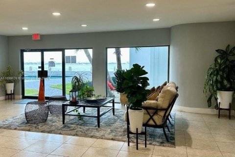 Condominio en alquiler en North Bay Village, Florida, 2 dormitorios, 96.62 m2 № 1950889 - foto 19