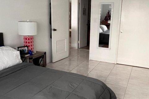 Condominio en alquiler en North Bay Village, Florida, 2 dormitorios, 96.62 m2 № 1950889 - foto 11