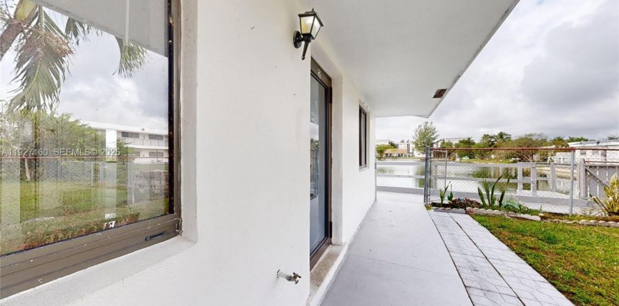 House in Hallandale Beach, Florida 3 bedrooms, 212.47 sq.m. № 1985997