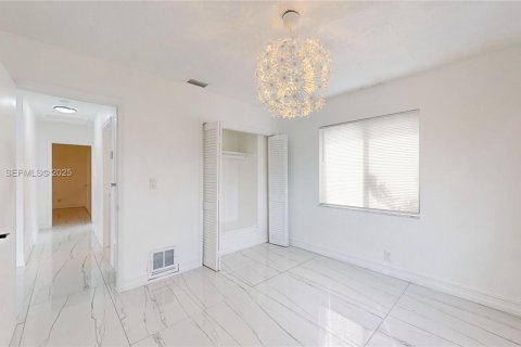 House in Hallandale Beach, Florida 3 bedrooms, 212.47 sq.m. № 1985997 - photo 5
