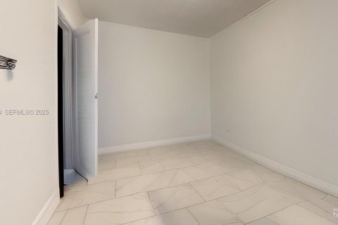 House in Hallandale Beach, Florida 3 bedrooms, 212.47 sq.m. № 1985997 - photo 7