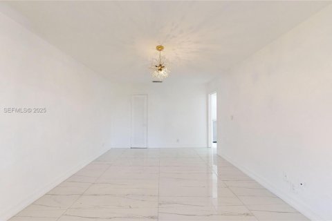 House in Hallandale Beach, Florida 3 bedrooms, 212.47 sq.m. № 1985997 - photo 8