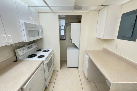 Copropriété à louer à Tamarac, Floride: 2 chambres, 88.16 m2 № 2076176 - photo 4