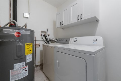 Casa en alquiler en Dania Beach, Florida, 2 dormitorios, 157.93 m2 № 1993585 - foto 13