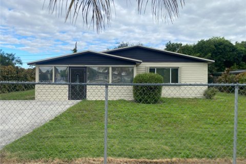 Снять в аренду виллу или дом в Флорида-Сити, Флорида 4 спальни, 139.45м2, № 1970735 - фото 2