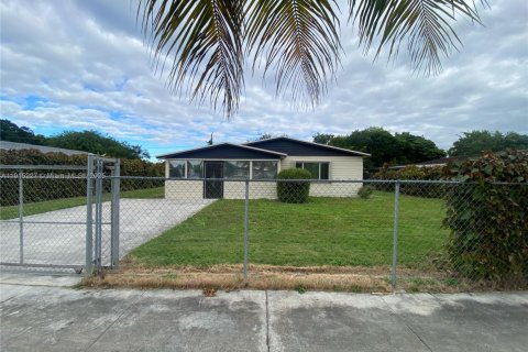 Снять в аренду виллу или дом в Флорида-Сити, Флорида 4 спальни, 139.45м2, № 1970735 - фото 3