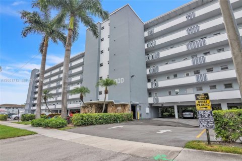 Condo in Hallandale Beach, Florida, 2 bedrooms № 2172992