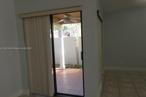 Снять в аренду виллу или дом в Хайалиа, Флорида 2 спальни, 86.58м2, № 1943930 - фото 12