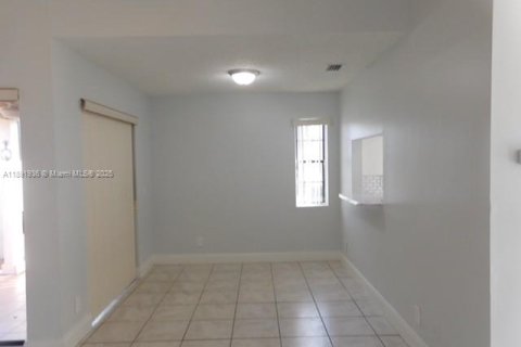 Снять в аренду виллу или дом в Хайалиа, Флорида 2 спальни, 86.58м2, № 1943930 - фото 3