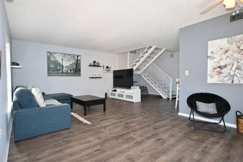 Townhouse in Wesley Chapel, Florida 3 bedrooms, 156.82 sq.m. № 1733364 - photo 5