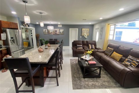 Villa ou maison à vendre à North Miami, Floride: 3 chambres, 119.1 m2 № 2278667 - photo 2