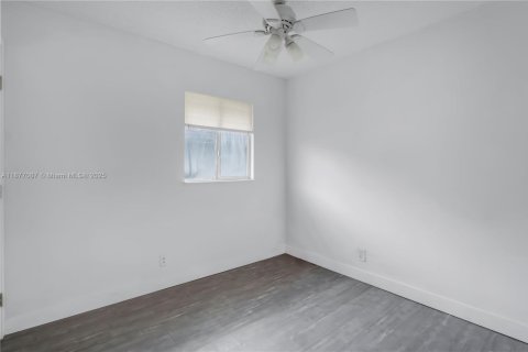House in Pompano Beach, Florida 4 bedrooms, 95.88 sq.m. № 1932743 - photo 15