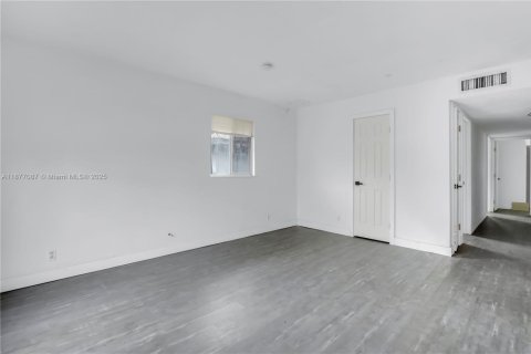 House in Pompano Beach, Florida 4 bedrooms, 95.88 sq.m. № 1932743 - photo 14