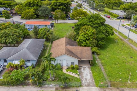 House in Pompano Beach, Florida 4 bedrooms, 95.88 sq.m. № 1932743 - photo 25