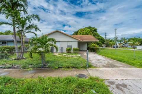 House in Pompano Beach, Florida 4 bedrooms, 95.88 sq.m. № 1932743 - photo 2