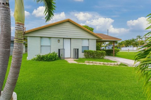 House in Pompano Beach, Florida 4 bedrooms, 95.88 sq.m. № 1932743 - photo 21