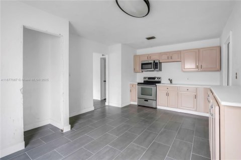 House in Pompano Beach, Florida 4 bedrooms, 95.88 sq.m. № 1932743 - photo 6