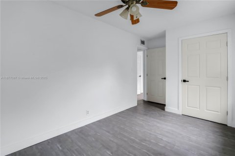 House in Pompano Beach, Florida 4 bedrooms, 95.88 sq.m. № 1932743 - photo 8