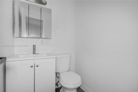 House in Pompano Beach, Florida 4 bedrooms, 95.88 sq.m. № 1932743 - photo 11