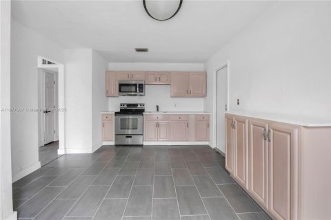 House in Pompano Beach, Florida 4 bedrooms, 95.88 sq.m. № 1932743 - photo 5