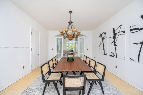 House in Coral Gables, Florida 6 bedrooms, 655.61 sq.m. № 1882021 - photo 7