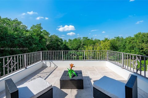 House in Coral Gables, Florida 6 bedrooms, 655.61 sq.m. № 1882021 - photo 15
