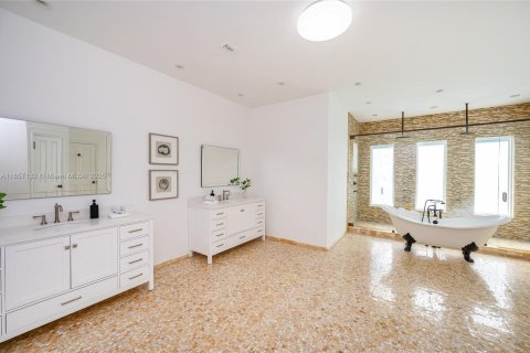 House in Coral Gables, Florida 6 bedrooms, 655.61 sq.m. № 1882021 - photo 19