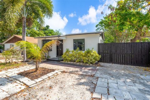 Купить виллу или дом в Лейк-Уорт, Флорида 2 спальни, 87.79м2, № 2055897 - фото 3