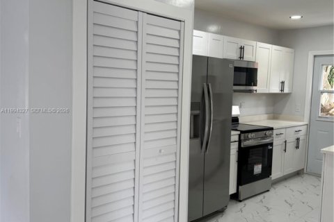 Купить виллу или дом в Лейк-Уорт, Флорида 2 спальни, 87.79м2, № 2055897 - фото 11