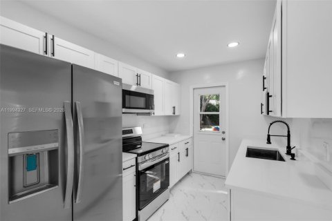 Купить виллу или дом в Лейк-Уорт, Флорида 2 спальни, 87.79м2, № 2055897 - фото 13