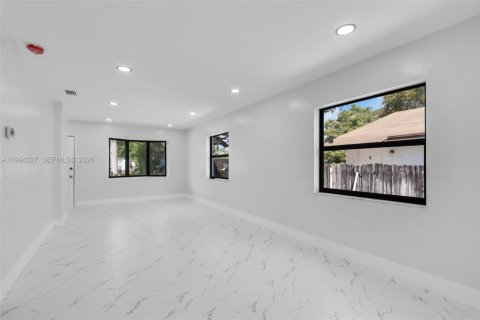 Купить виллу или дом в Лейк-Уорт, Флорида 2 спальни, 87.79м2, № 2055897 - фото 9