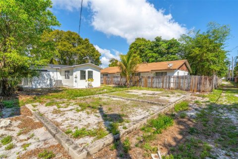 Купить виллу или дом в Лейк-Уорт, Флорида 2 спальни, 87.79м2, № 2055897 - фото 26