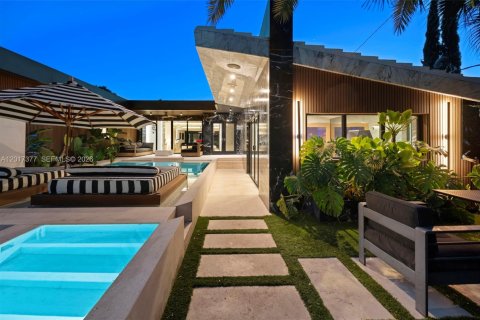 Casa en Miami Beach, Florida 5 dormitorios, 315.87 m2 № 2154869