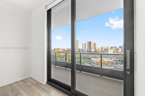 Apartment in Hallandale Beach, Florida 2 bedrooms, 110.09 sq.m. № 1993491 - photo 4