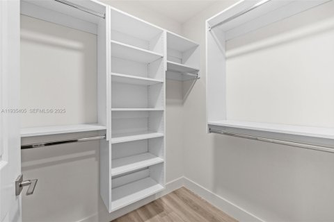 Apartment in Hallandale Beach, Florida 2 bedrooms, 110.09 sq.m. № 1993491 - photo 17